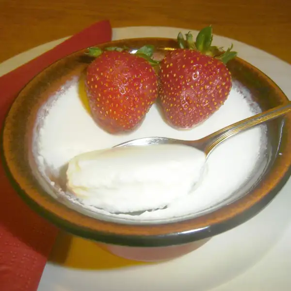 Strawberry with honey, a quick dessert