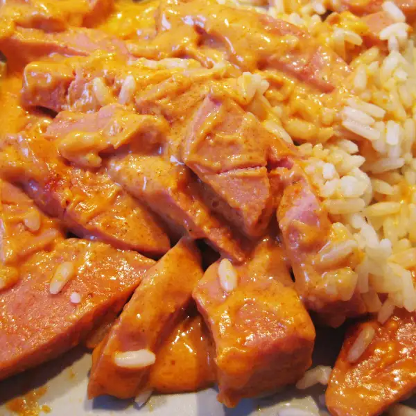 Estofado de salchicha con salsa cremosa.