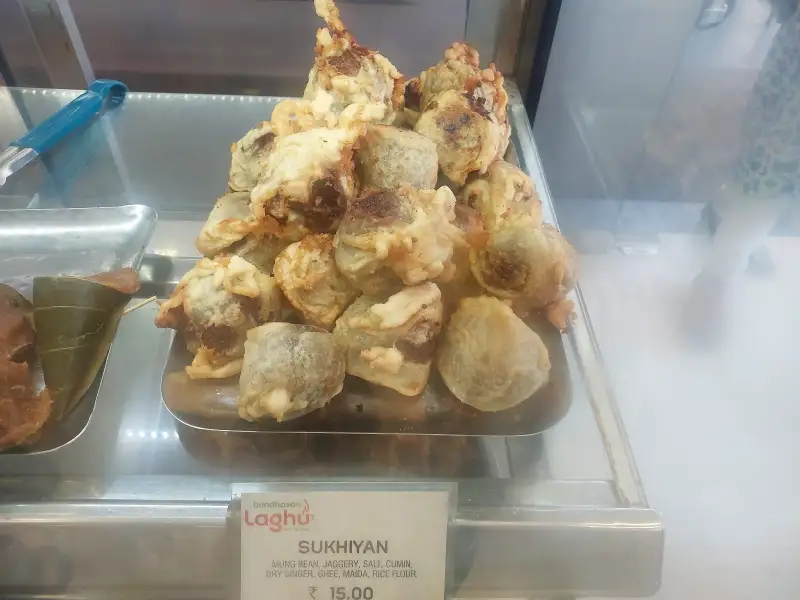 Sukhiyan, um tipo de bolinho doce feito com feijão mungo e açúcar de jaggery.