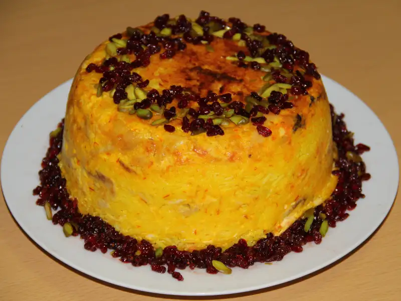 Tahchin, um bolo de arroz persa com açafrão e frango.