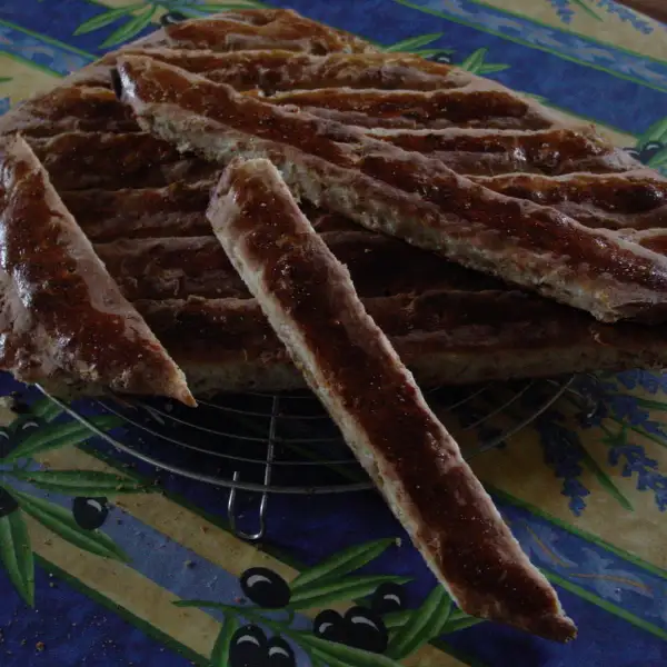 Feito com massa fermentada e bacon
