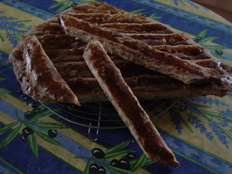 Feito com massa fermentada e bacon