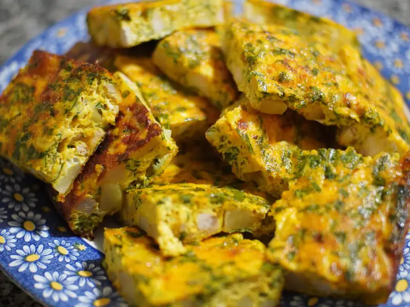 Tajine tunisiano com frango e ervilhas