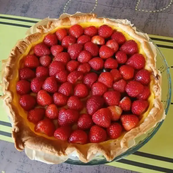 Tarta de fresas casera hecha de nuevo el 29 de julio, fresas enteras sobre la crema pastelera