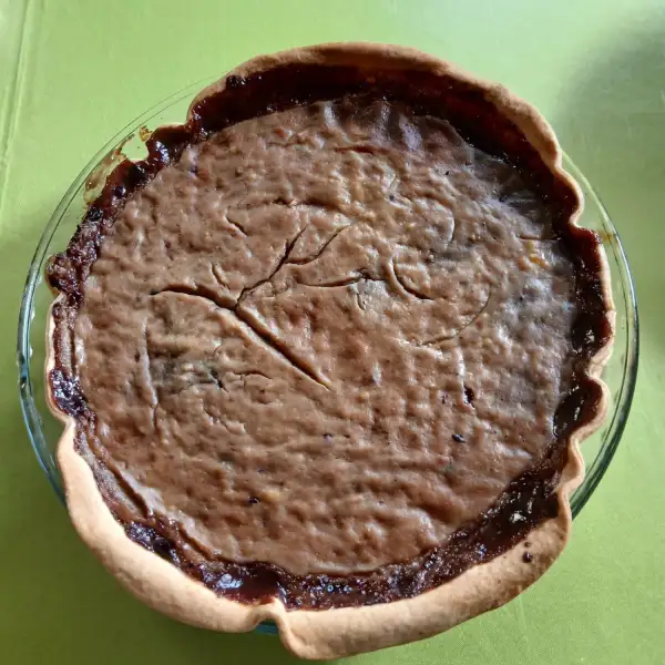 Tarte aux fruits des bois dans un moule en verre : confiture artisanale sous une couche de flan pâtissier dorée