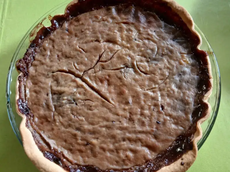 Tarte aux fruits des bois dans un moule en verre : confiture artisanale sous une couche de flan pâtissier dorée