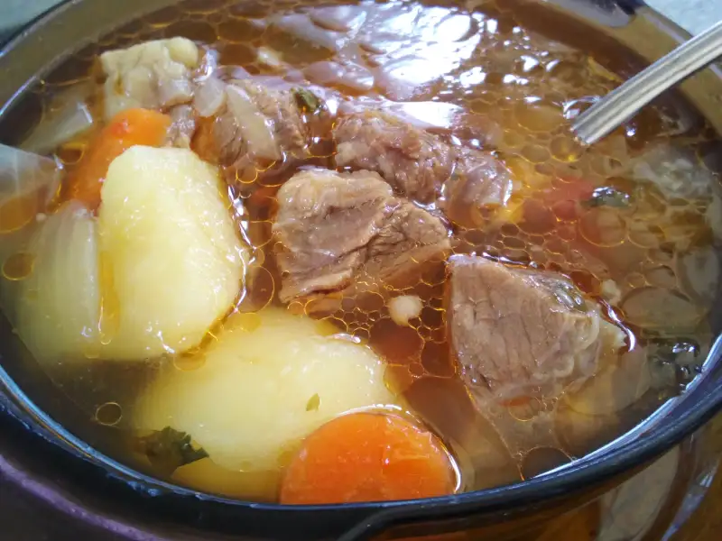 Teleshko, carne de vaca cozida com legumes e raiz forte