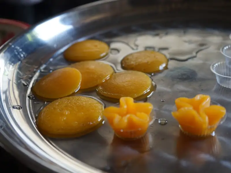Thong yip, doces tailandes feitos com gemas de ovo