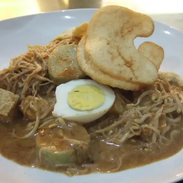 Sałatka z tofu, ketoprak i sos orzechowy