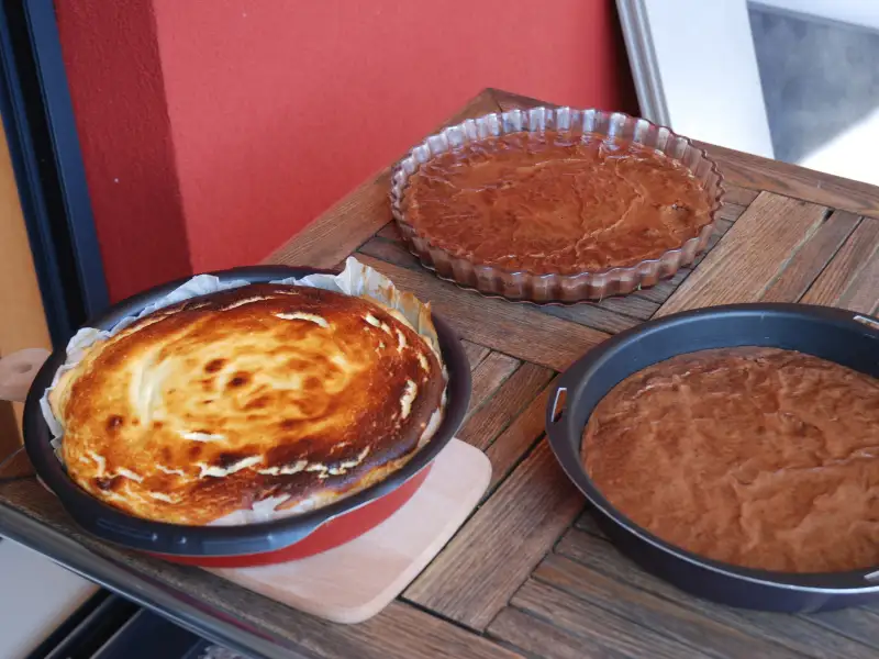 Torta al formaggio su una base di pasta.