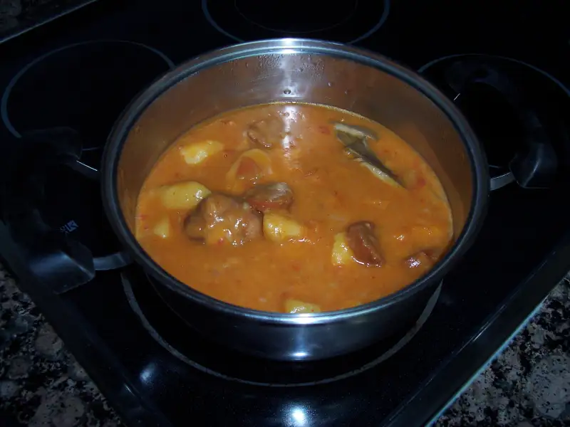 Frango com cogumelos e chouriço