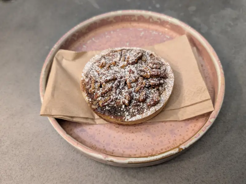 Torta con nocciole pecan su base di pasta brisée fatta in casa