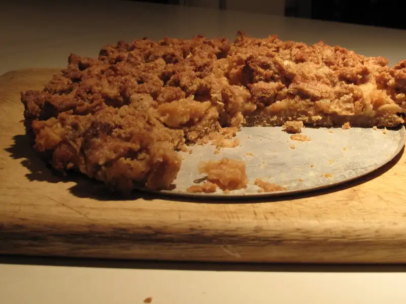 Torta con mele, pasta sfoglia e noci