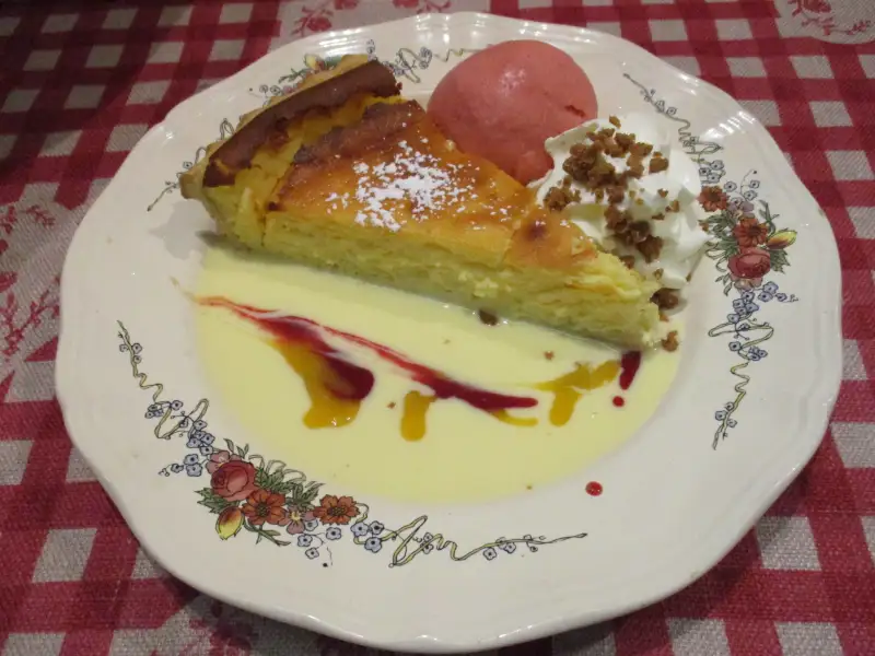 Torta com queijo fresco amassado sobre massa podre