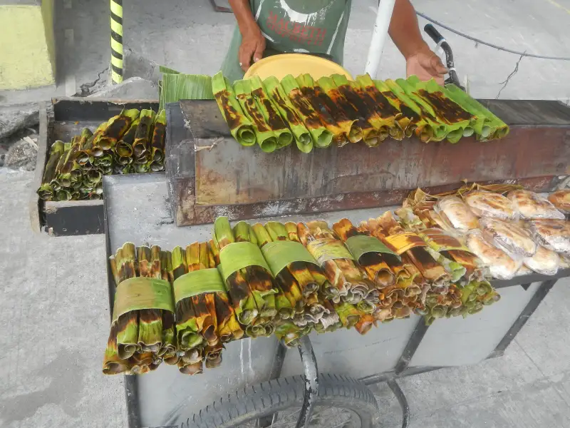 Tupig, um bolo feito com arroz, leite de coco e sementes de sésamo.