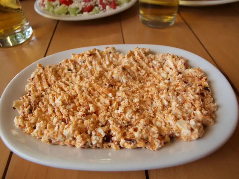 Salada sérvia com pimentão e queijo, “Urnebes”