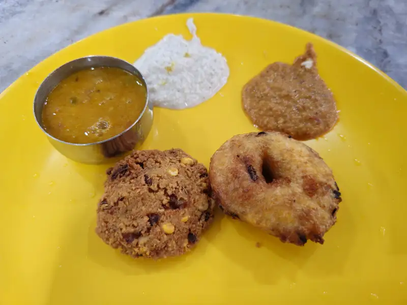 Uzhunnu vada, um tipo de bolinho feito com lentilhas pretas, originário do Kerala.