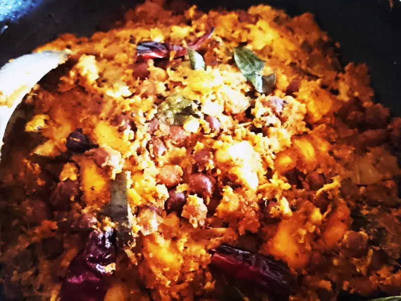 Curry z koottu, banany, bataty i czarna fasola z kokosowym olejem.