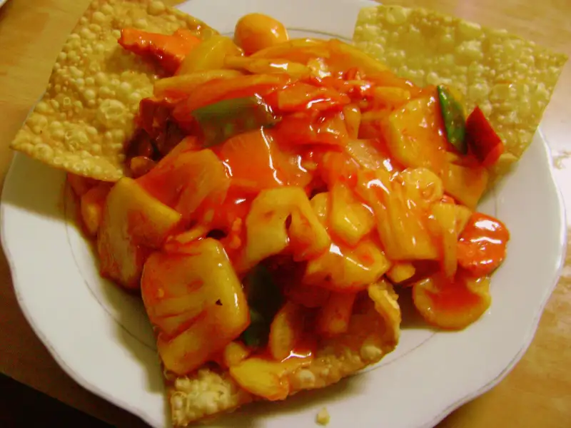 Wonton fritos com carne de pato e porco, molho de tamarindo