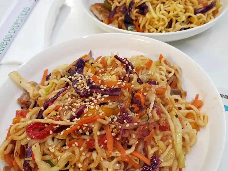 Yakissoba com carne de porco e repolho