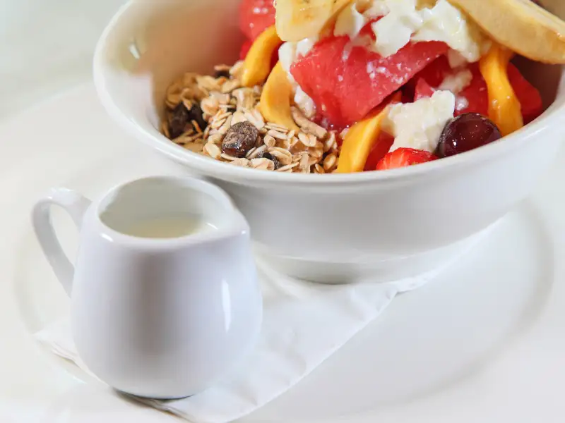 Yogurt and fresh fruit muesli