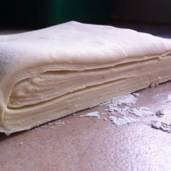 zelfgemaakt bladerdeeg, met verschillende lagen