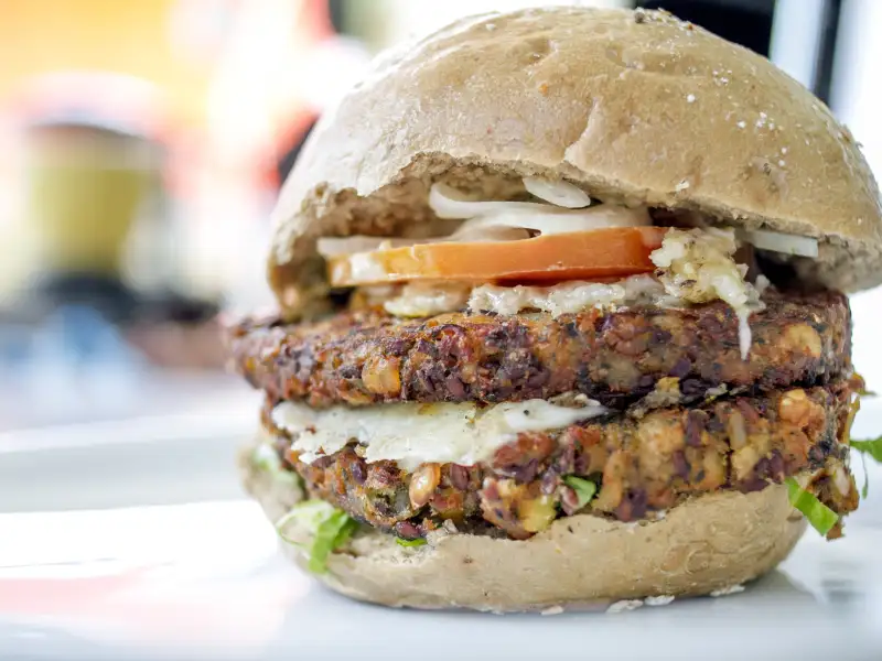 Huisgemaakte hamburger met gehakt van rundvlees