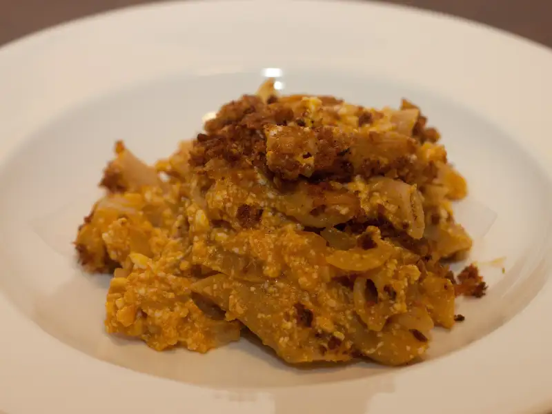 Ziti met Italiaanse ham en mozzarella, gebakken in de oven