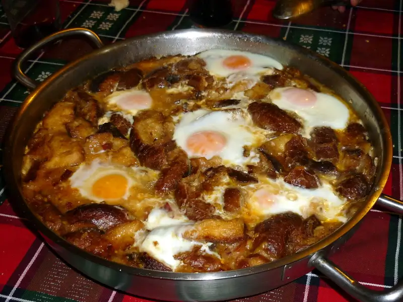 Zuppa alla base basca con pane e uova