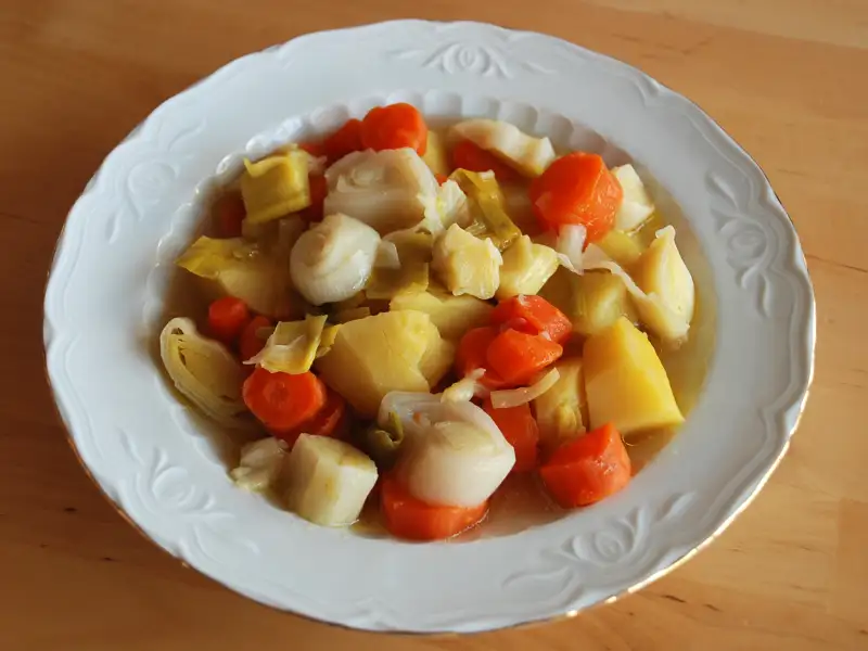 Porrusalda, zuppa basca a base di porro e mele di terra.