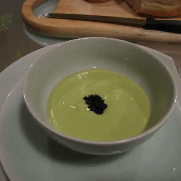 Zuppa di avocado, pomodoro e peperoncino