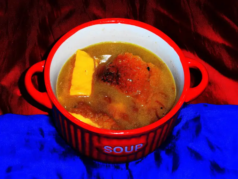 Zuppa di cipolle gratinate con parmigiano
