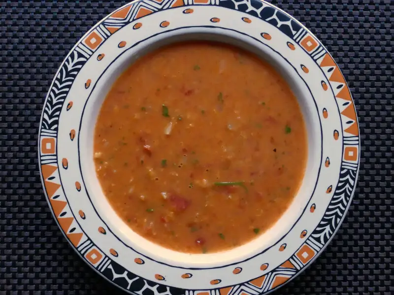 Zuppa di lenticchie corallo con zenzero