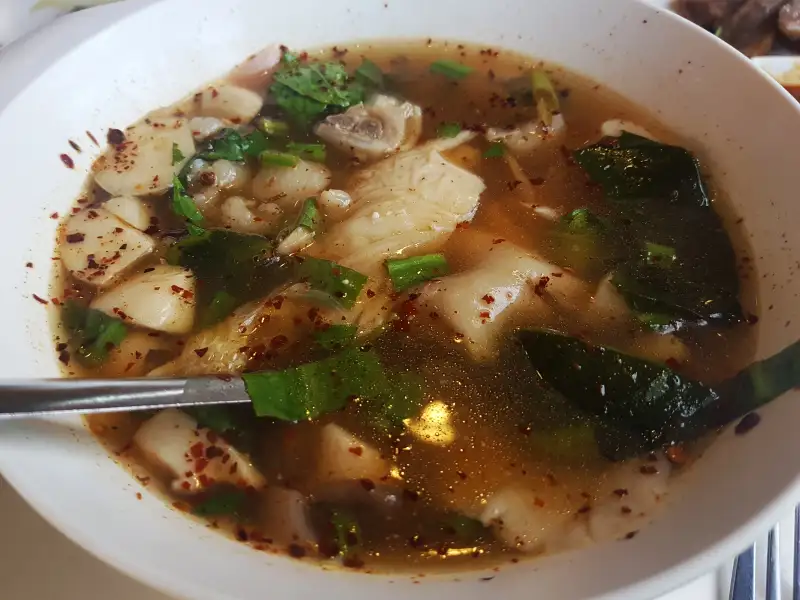 Zuppa tailandese piccante e acida con pesce fritto.