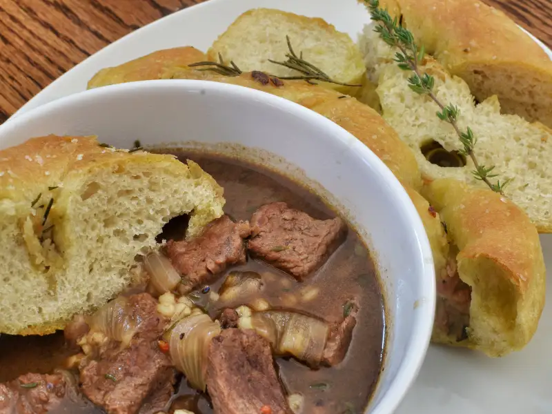 Zuppa di orzo con prosciutto, funghi e panna