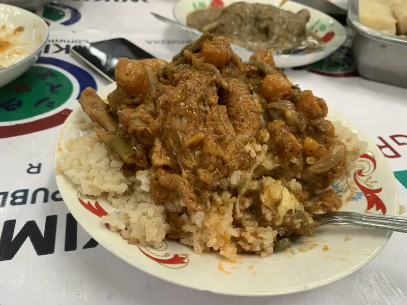 Stufato di pollo con cipolle caramellate